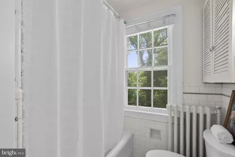Bath - 202 Wardour Dr, Annapolis, MD 21401 photo 3 of 3