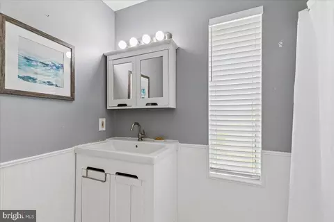 Bath - 1745 Ridgely Rd, Edgewater, MD 21037 photo 1 of 1