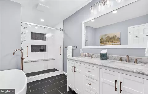 Bath - 102 Brewer Ave, Annapolis, MD 21401 photo 2 of 8