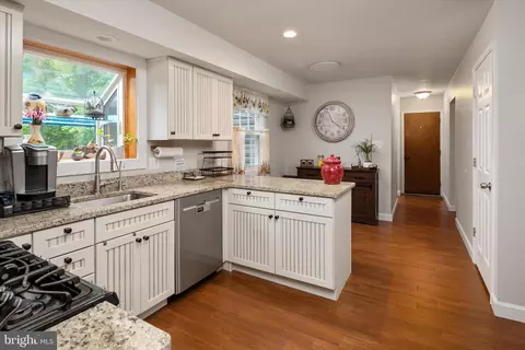 Entry Way - 8376 Albacore Dr, Pasadena, MD 21122 photo 4 of 6