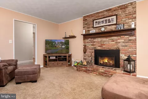 Living - 8376 Albacore Dr, Pasadena, MD 21122 photo 4 of 5