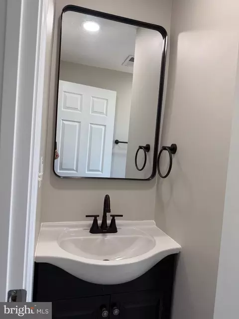 Bath - 212 W Riverview Rd, Baltimore, MD 21225 photo 6 of 7