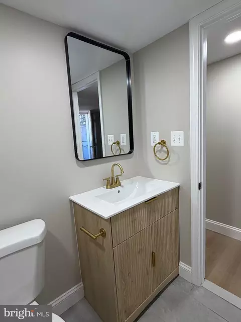 Bath - 212 W Riverview Rd, Baltimore, MD 21225 photo 2 of 7