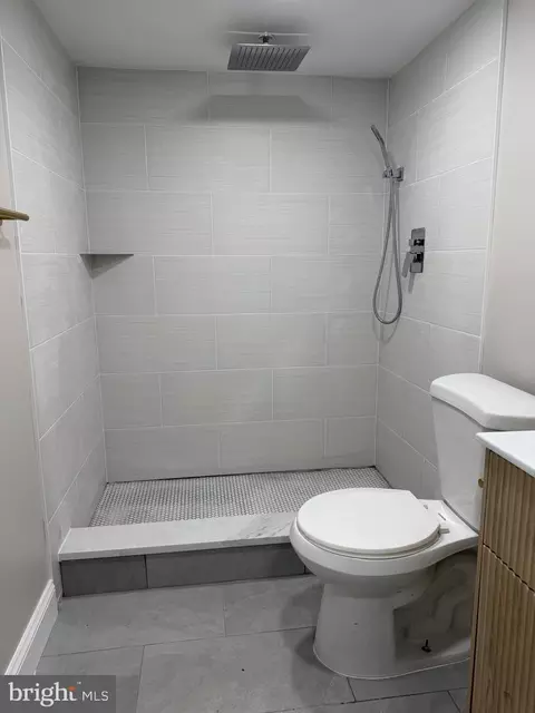 Bath - 212 W Riverview Rd, Baltimore, MD 21225 photo 1 of 7