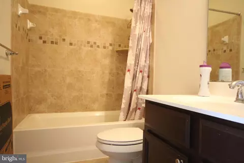 Entry Way - 780 Cherry Bark Ln, Baltimore, MD 21225 photo 2 of 4