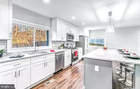 227 Easton S, Laurel, MD 20724 photo 4