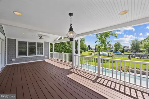 Exterior - 3706 Thomas Point Rd, Annapolis, MD 21403 photo 6 of 9