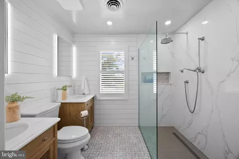 Bath - 3706 Thomas Point Rd, Annapolis, MD 21403 photo 2 of 4
