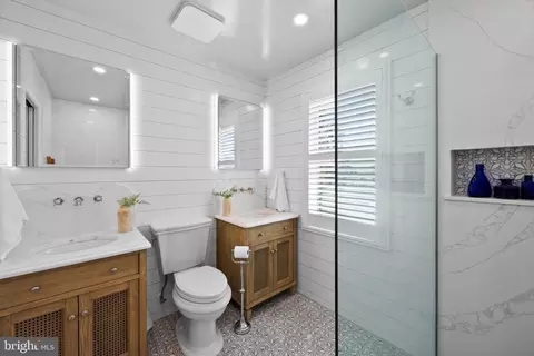 Bath - 3706 Thomas Point Rd, Annapolis, MD 21403 photo 1 of 4