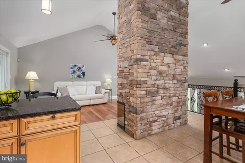 Entry Way - 148 Waldo Rd, Pasadena, MD 21122 photo 3 of 6