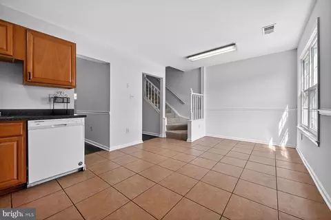 Entry Way - 1610 E Bancroft Ln, Crofton, MD 21114 photo 2 of 8