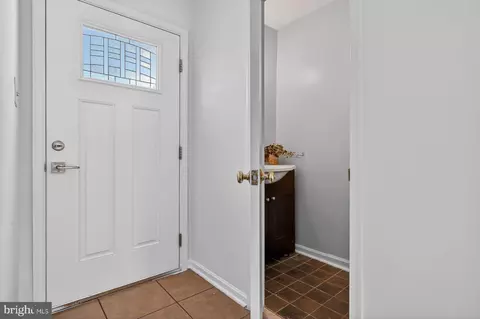 Entry Way - 1610 E Bancroft Ln, Crofton, MD 21114 photo 5 of 8