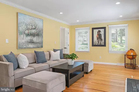 Living - 1126 Mainsail Dr, Annapolis, MD 21403 photo 2 of 8
