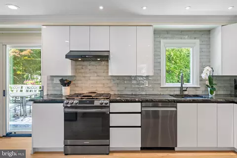 Kitchen - 1126 Mainsail Dr, Annapolis, MD 21403 photo 8 of 14