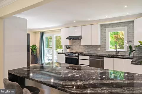 Kitchen - 1126 Mainsail Dr, Annapolis, MD 21403 photo 13 of 14
