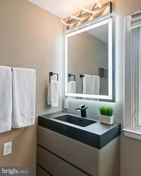 Bath - 1126 Mainsail Dr, Annapolis, MD 21403 photo 1 of 9
