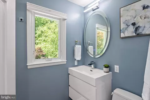 Bath - 1126 Mainsail Dr, Annapolis, MD 21403 photo 3 of 9