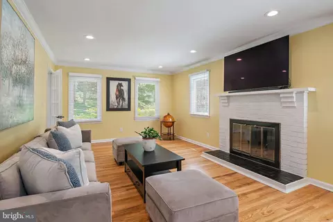 Living - 1126 Mainsail Dr, Annapolis, MD 21403 photo 1 of 8