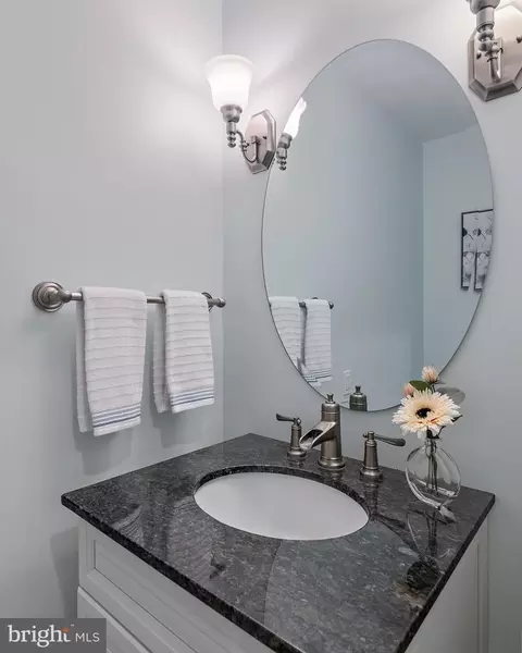 Bath - 1126 Mainsail Dr, Annapolis, MD 21403 photo 5 of 9