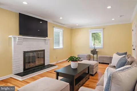 Living - 1126 Mainsail Dr, Annapolis, MD 21403 photo 5 of 8