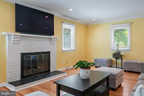 Living - 1126 Mainsail Dr, Annapolis, MD 21403 photo 7 of 8