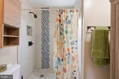 Bath - 1071 Kings Rd, Pasadena, MD 21122 photo 2 of 4