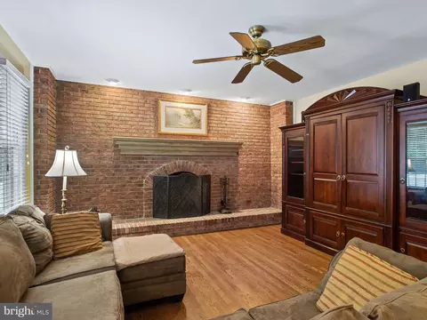 Living - 527 Post Oak Rd, Annapolis, MD 21401 photo 3 of 3