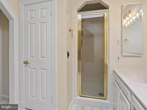 Bath - 527 Post Oak Rd, Annapolis, MD 21401 photo 2 of 3