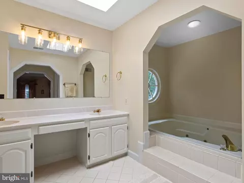 Bath - 527 Post Oak Rd, Annapolis, MD 21401 photo 1 of 3