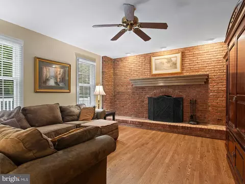 Living - 527 Post Oak Rd, Annapolis, MD 21401 photo 2 of 3