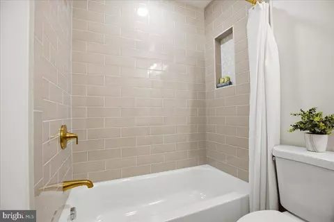 Bath - 3615 2nd Ave, Edgewater, MD 21037 photo 2 of 4
