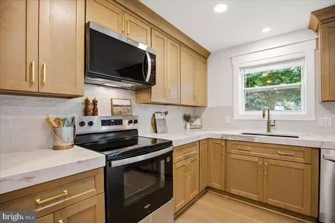 Kitchen - 3615 2nd Ave, Edgewater, MD 21037 photo 7 of 8