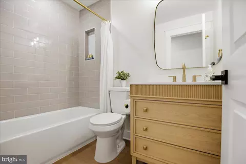 Bath - 3615 2nd Ave, Edgewater, MD 21037 photo 1 of 4