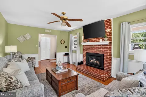 Living - 1518 Ridgely Dr, Edgewater, MD 21037 photo 2 of 2