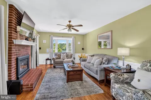 Living - 1518 Ridgely Dr, Edgewater, MD 21037 photo 1 of 2