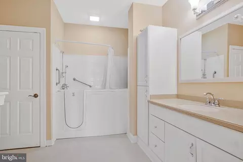 Bath - 322 Hamlet Cir, Edgewater, MD 21037 photo 1 of 2