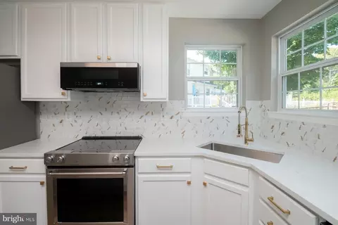 Kitchen - 1214 Markham Ln, Pasadena, MD 21122 photo 2 of 2