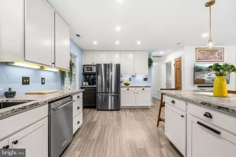 Kitchen - 4725 Frederick Ave, Shady Side, MD 20764 photo 5 of 6