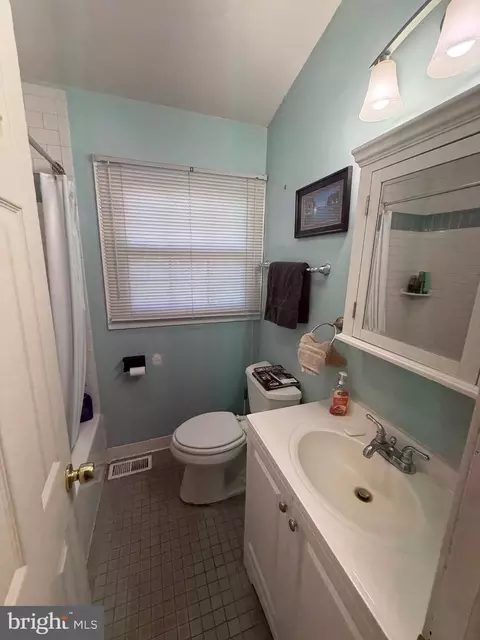 Bath - 1223 Pine Ave, Edgewater, MD 21037 photo 4 of 7