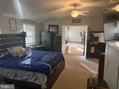 Bedroom - 1223 Pine Ave, Edgewater, MD 21037 photo 2 of 5