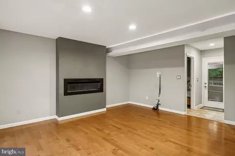Living - 998 Miles Ct, Arnold, MD 21012 photo 2 of 3