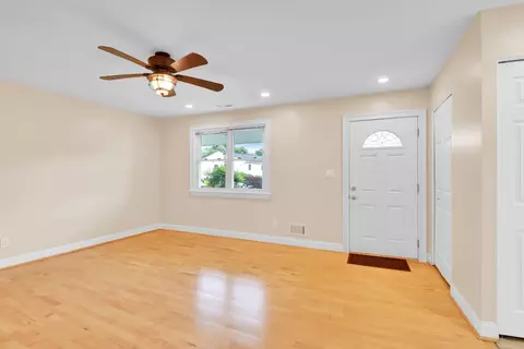 Living - 7729 Vena Ct, Pasadena, MD 21122 photo 3 of 4