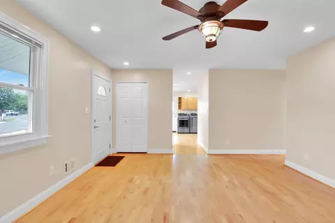 Living - 7729 Vena Ct, Pasadena, MD 21122 photo 4 of 4