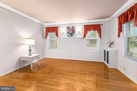Living - 102 7th Ave, Baltimore, MD 21225 photo 1 of 2