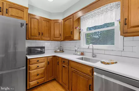 Kitchen - 198 W Paddock Cir, Arnold, MD 21012 photo 5 of 7