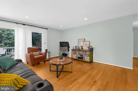 Living - 198 W Paddock Cir, Arnold, MD 21012 photo 2 of 4
