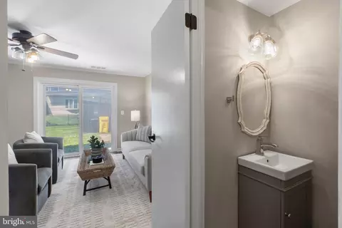 Entry Way - 8582 Beacon Point Rd, Pasadena, MD 21122 photo 4 of 5