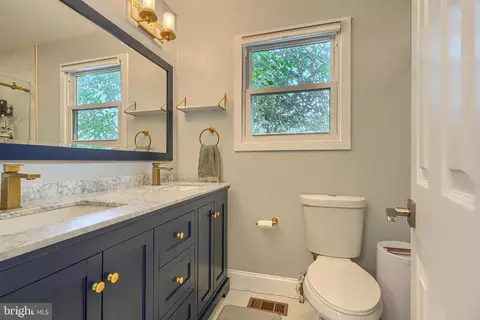 Bath - 926 Central St, Annapolis, MD 21401 photo 4 of 10