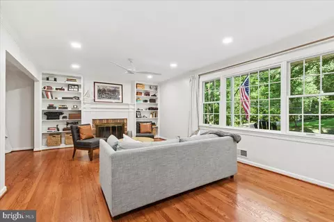 Living - 2648 Ogleton Rd, Annapolis, MD 21403 photo 2 of 3