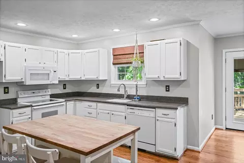 Kitchen - 1227 Sedge Ct, Pasadena, MD 21122 photo 2 of 3